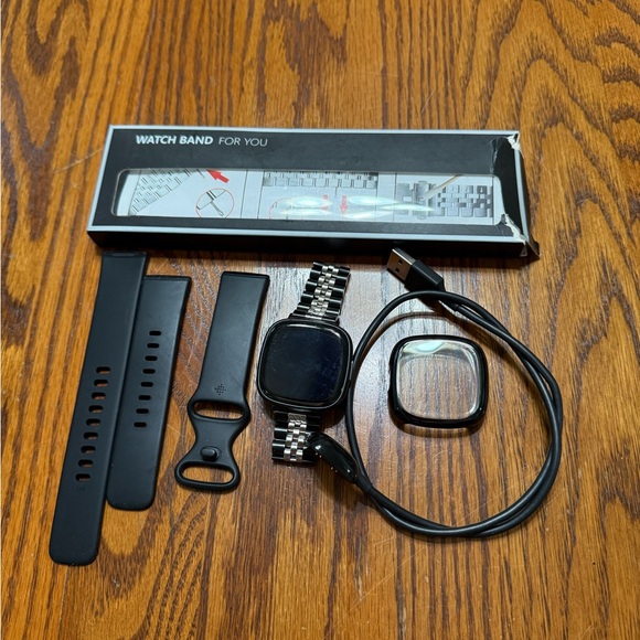 Fitbit Versa 4 With Watch Band And Charger - Picture 5 of 6